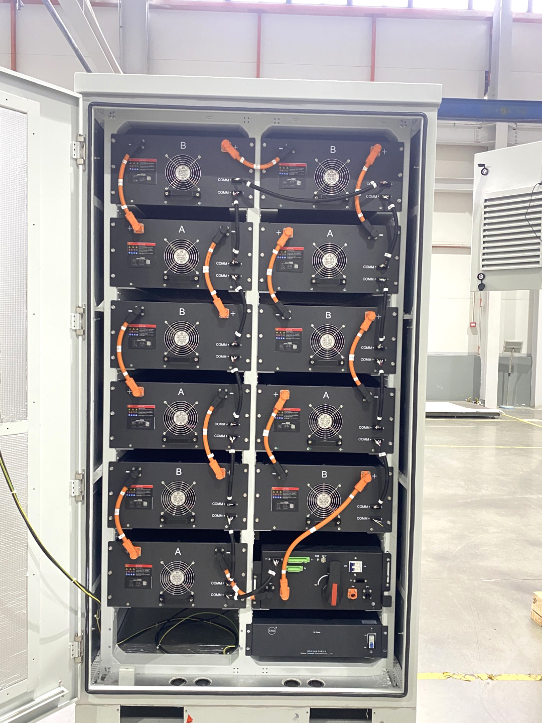 Gabinete de armazenamento de energia C&I externo com refrigeração líquida de 157,69 kWh